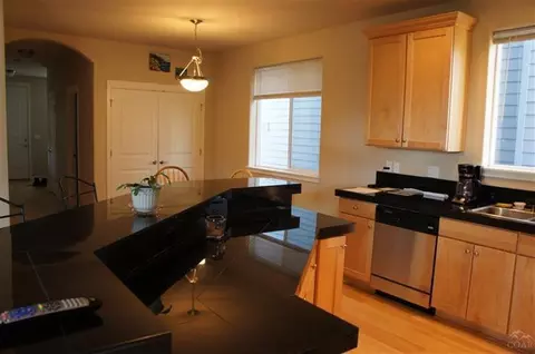 856 NE Locksley Dr, Bend, OR 97701 photo 2