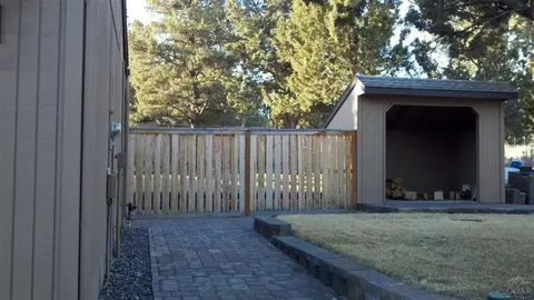 59825 Calgary Loop, Bend, OR 97702 photo 2