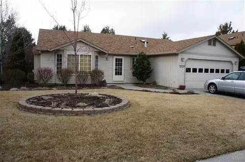 1029 NE Locksley Dr, Bend, OR 97701 photo 1