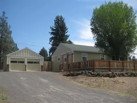 663 SEbert St, Madras, OR 97741 photo 2