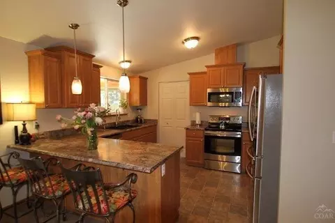 19505 Comanche Ln, Bend, OR 97702 photo 2