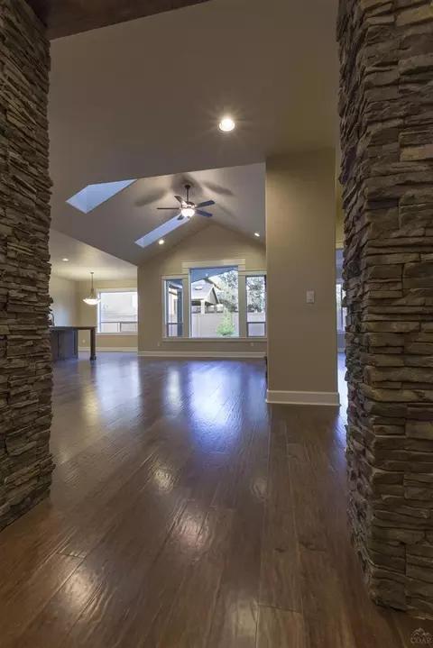 61132 SE Manhae Loop, Bend, OR 97702 photo 2