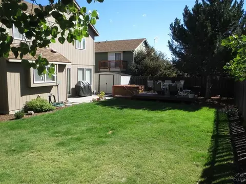 3045 NE Stanton Ave, Bend, OR 97701 photo 3