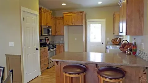 2989 NE Hope Dr, Bend, OR 97701 photo 2