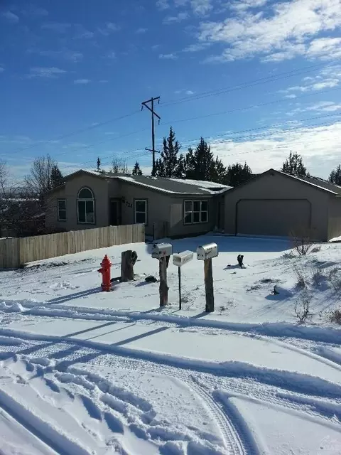 721 SW Ruby St, Madras, OR 97741 photo 1
