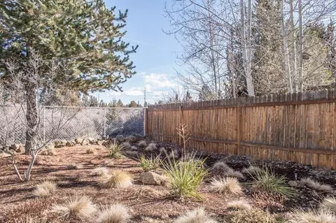 988 NE Locksley Dr, Bend, OR 97701 photo 16