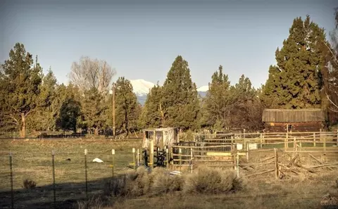 62050 Bennett Rd, Bend, OR 97701 photo 2