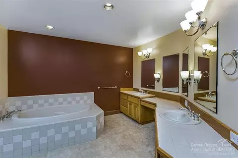 64130 Pioneer Loop, Bend, OR 97701 photo 12