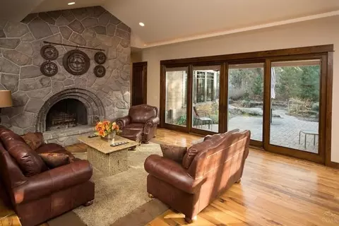 77 NW Pinecrest Ct, Bend, OR 97701 photo 3