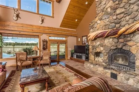 18540 Plainview Rd, Bend, OR 97701 photo 2