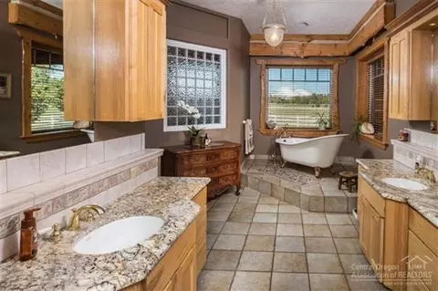 18540 Plainview Rd, Bend, OR 97701 photo 8