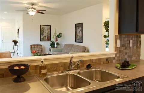 613 SE Glencoe Pl, Bend, OR 97702 photo 3