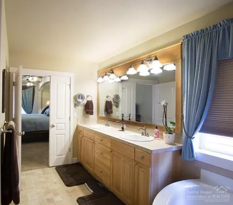 20454 Jacklight Ln, Bend, OR 97702 photo 12