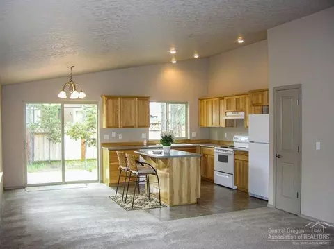 16491 Cassidy Dr, La Pine, OR 97739 photo 2