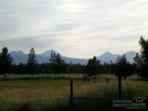 63624 Cricketwood Rd, Bend, OR 97701 photo 2