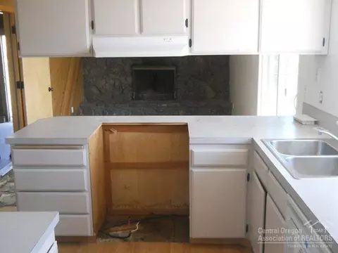 17617 Knight Rd, Bend, OR 97701 photo 2