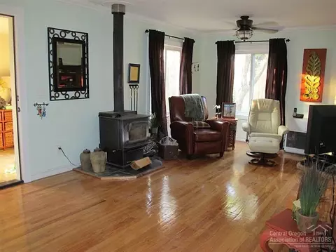 205 SE Sasser Dr, Mitchell, OR 97750 photo 5