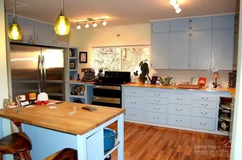 205 SE Sasser Dr, Mitchell, OR 97750 photo 3