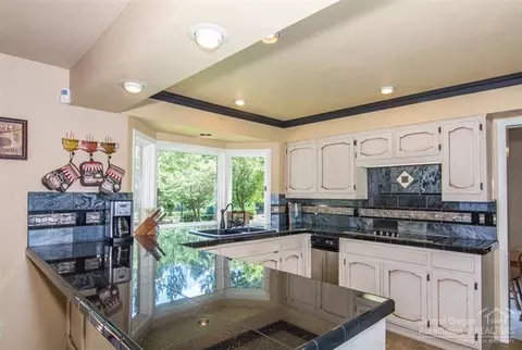 20406 White Pass Ct, Bend, OR 97702 photo 6
