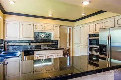 20406 White Pass Ct, Bend, OR 97702 photo 8