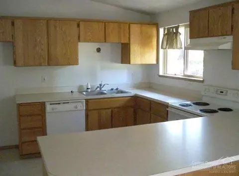 15042 W River Loop Dr, Bend, OR 97707 photo 4