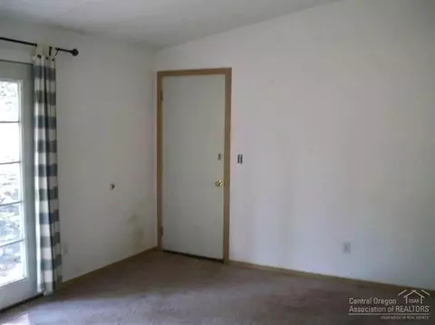 15042 W River Loop Dr, Bend, OR 97707 photo 3