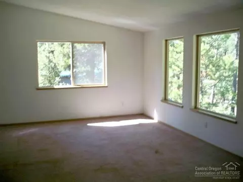15042 W River Loop Dr, Bend, OR 97707 photo 2
