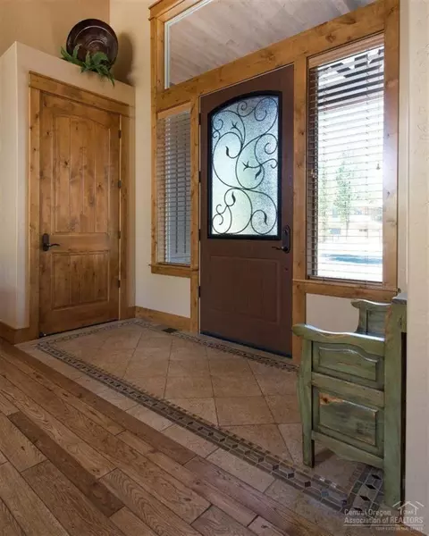 56646 Sunstone Loop, Bend, OR 97707 photo 2