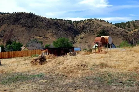 206 SE Sasser Dr, Mitchell, OR 97750 photo 2