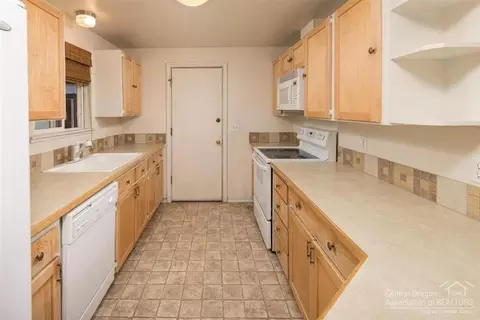 700 SE Douglas St, Bend, OR 97702 photo 4
