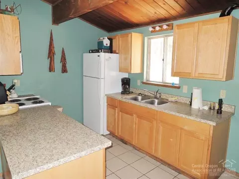 56874 Spring River Dr, Bend, OR 97707 photo 3