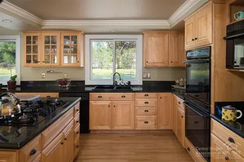 56180 Solar Dr, Bend, OR 97707 photo 10