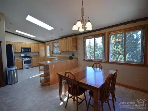 21037 Gift Rd, Bend, OR 97701 photo 9