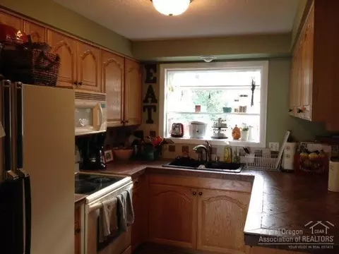 1702 NE Carson Way, Bend, OR 97701 photo 3