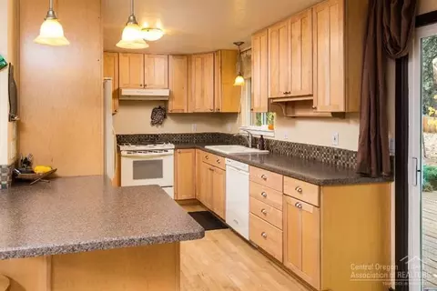 60247 Agate Rd, Bend, OR 97702 photo 2