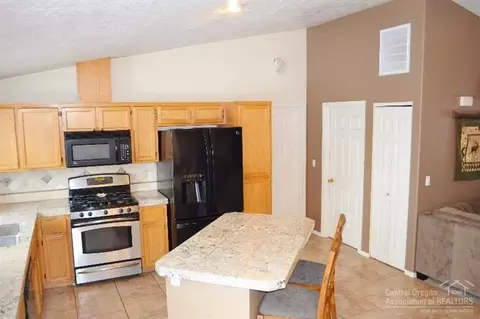 20764 Gallop Rd, Bend, OR 97701 photo 2