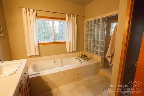 22185 Bear Creek Rd, Bend, OR 97701 photo 17