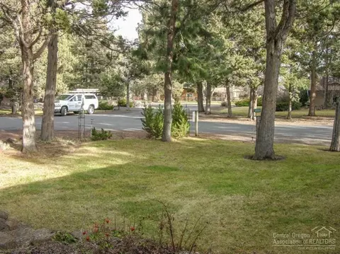 61283 Killowan Dr, Bend, OR 97702 photo 2