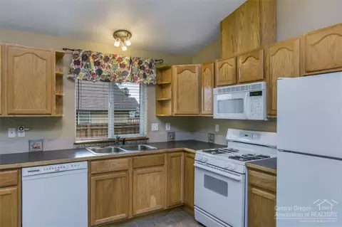 696 NE Providence Dr, Bend, OR 97701 photo 9