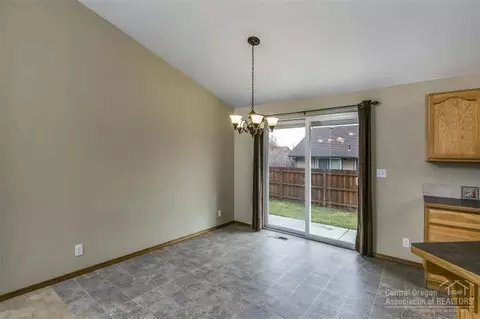 696 NE Providence Dr, Bend, OR 97701 photo 10