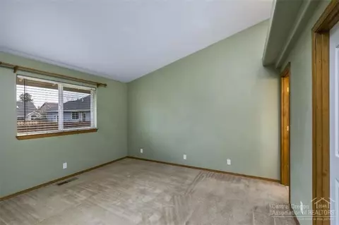 696 NE Providence Dr, Bend, OR 97701 photo 11
