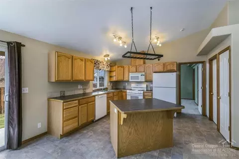696 NE Providence Dr, Bend, OR 97701 photo 8
