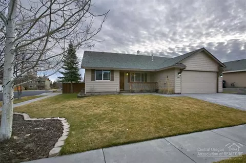 696 NE Providence Dr, Bend, OR 97701 photo 2