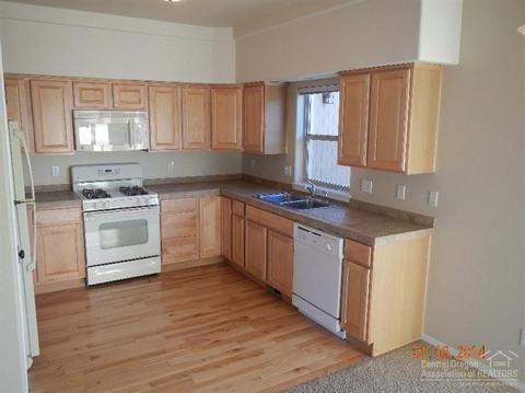 20178 Lora Ln, Bend, OR 97702 photo 2