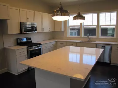 61077 Ruby Peak Ln, Bend, OR 97702 photo 6