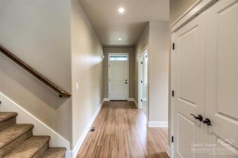 60334 Hedgewood Ln, Bend, OR 97702 photo 2