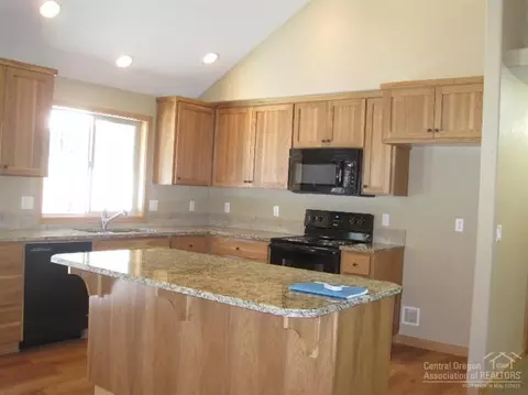 19585 Apache Rd, Bend, OR 97702 photo 3
