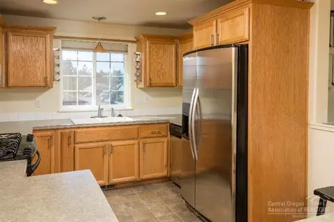 2564 NE Moonlight Dr, Bend, OR 97701 photo 3