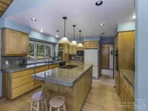 60605 Golf Village Loop, Bend, OR 97702 photo 4