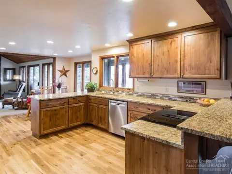 60679 Frontier Way, Bend, OR 97702 photo 3